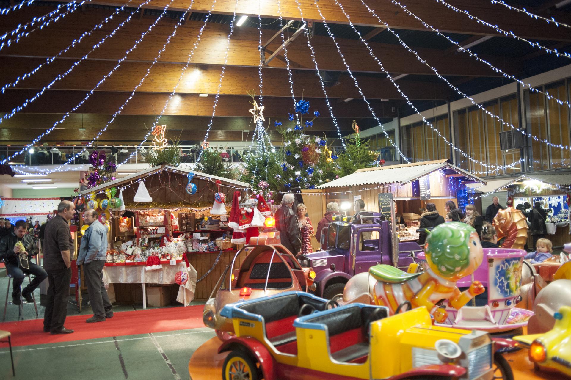 Le marché de Noël se déroule à l'abri des intempéries, salle Salengro.